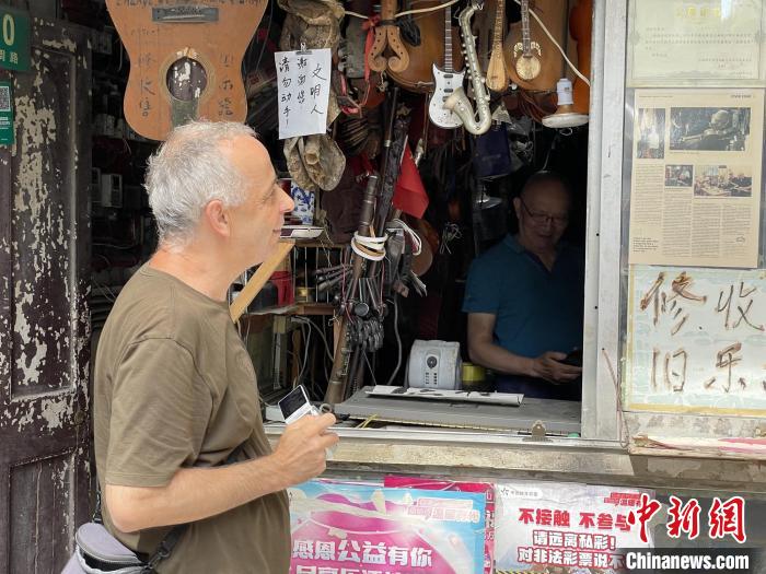 冯顺成的小店“火”到了海外，慕名而来的人数不胜数。　康玉湛摄