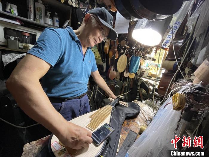 冯顺成正在修理琵琶。　康玉湛摄